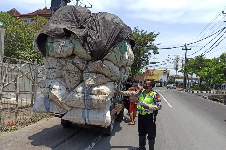 Ini Dia Sanksi Yang Diberikan Pada Truk Overload!