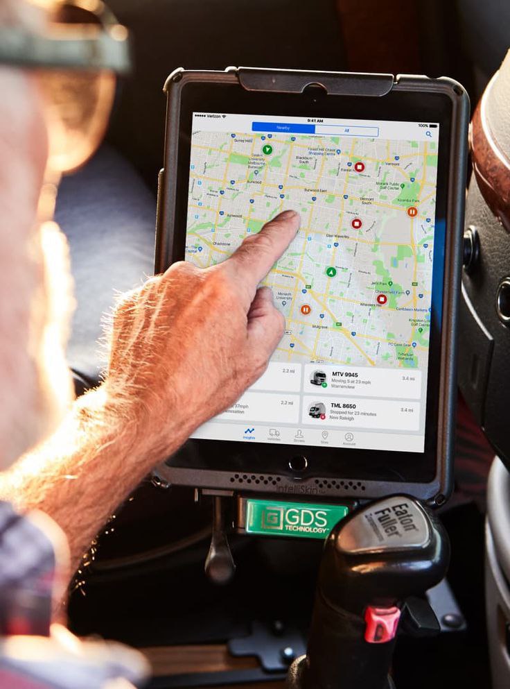 seorang pria menunjuk layar monitor gps tracking